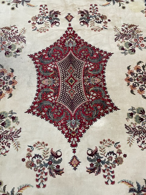 LARGE VINTAGE WOOL RUG 374 X 276 CM - Image 2 of 4