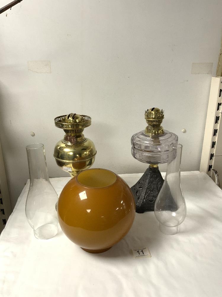 A VICTORIAN IRON-BASED OIL LAMP WITH A GLASS FRONT, AND A LATER BRASS OIL LAMP WITH SHADE. - Image 4 of 4