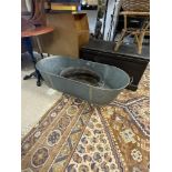 A GALVANISED METAL BATH, 120 X 50 CMS AND A GALVANISED WASH TUB