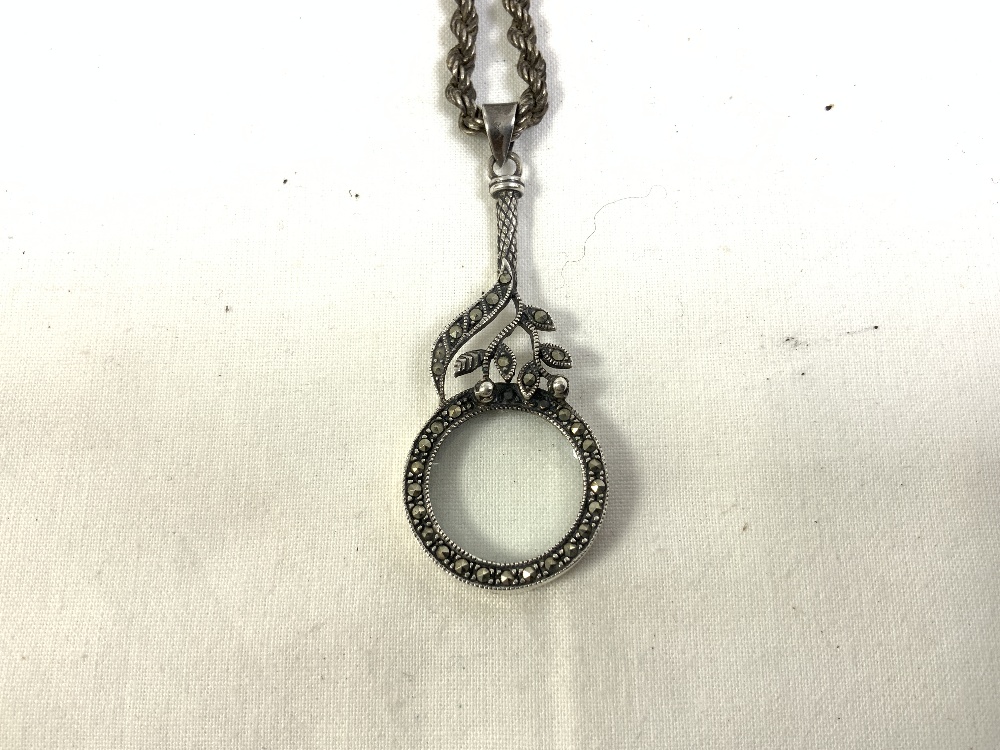 A 925 SILVER AND MARCASITE FRAMED MAGNIFYING GLASS ON SILVER ROPE TWIST CHAIN - Image 3 of 4