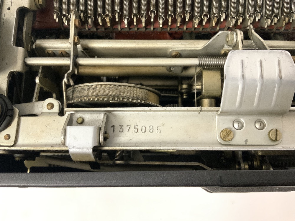 VINTAGE OLYMPIA TYPEWRITER (1375086) - Image 9 of 9