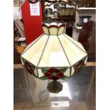 A TIFFANY STYLE BRASS TABLE LAMP AND LEADED LIGHT SHADE. 22 CMS.