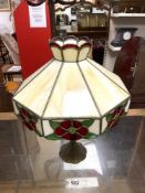 A TIFFANY STYLE BRASS TABLE LAMP AND LEADED LIGHT SHADE. 22 CMS.