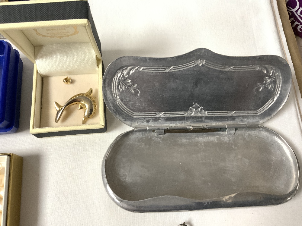 A QUANTITY OF COSTUME JEWELLERY, A COMPACT AND A SPECTACLE CASE. - Image 7 of 12