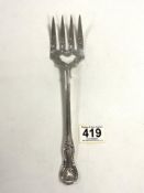 A HALLMARKED SILVER KINGS PATTERN ENGRAVED FISH SERVING FORK, LONDON 1848, MAKER CHAWNER & CO -