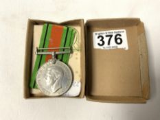 A SECOND WORLD WAR DEFENCE MEDAL IN BOX.