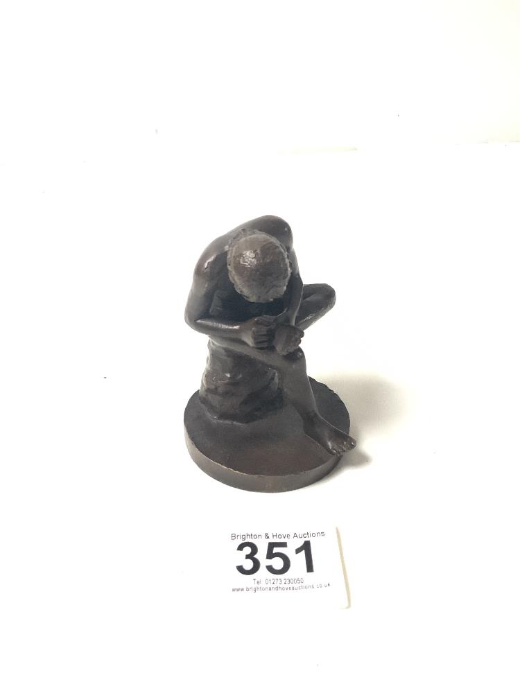 A SMALL REPRODUCTION BRONZE FIGURE OF A SEATED MAN WITH THORN, 11 CMS.