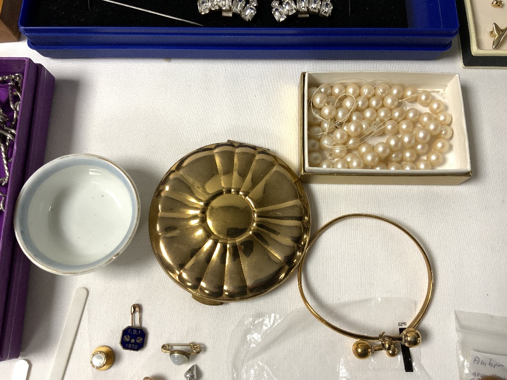 A QUANTITY OF COSTUME JEWELLERY, A COMPACT AND A SPECTACLE CASE. - Image 6 of 12