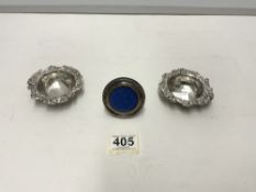 A PAIR OF SMALL HALLMARKED SILVER BON BON DISHES WITH DECORATIVE EMBOSSED BORDERS, SHEFFIELD 1898,