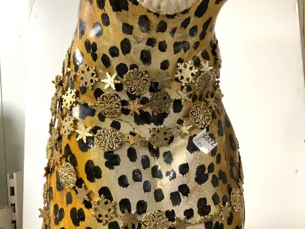 A LARGE TERRACOTTA FIGURE OF A CHEETAH, MADE IN ITALY, 84 CMS. - Image 3 of 5