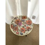 1960S ROUND COFFEE TABLE WITH A POPPY DESIGN TOP ON THREE SPLAYED LEGS