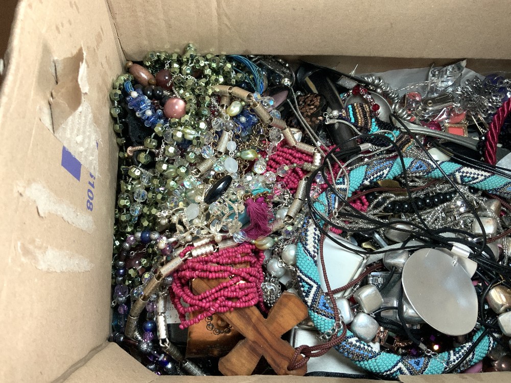 A QUANTITY OF COSTUME JEWELLERY. - Image 2 of 3