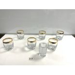 A SET OF SIX GOLD RIM GLASS WHISKY TUMBLERS AND A KOSTA ENGRAVED GLASS VASE. 9.5 CMS.