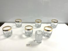A SET OF SIX GOLD RIM GLASS WHISKY TUMBLERS AND A KOSTA ENGRAVED GLASS VASE. 9.5 CMS.