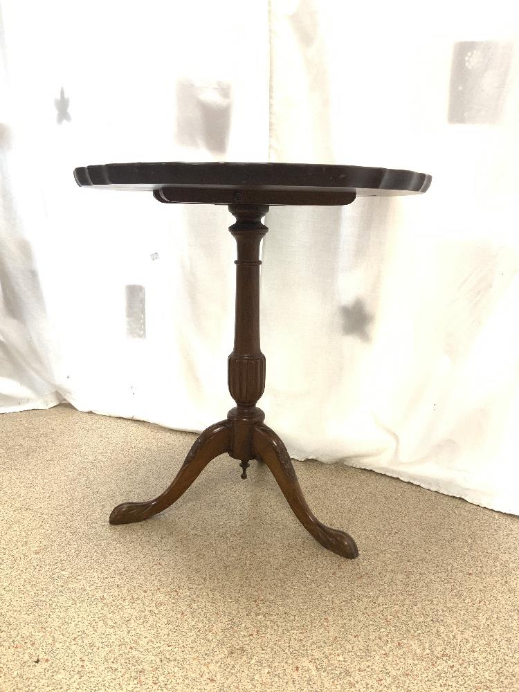 A CIRCULAR WALNUT PIE CRUST EDGE SNAP TOP OCCASIONAL TABLE ON TRIPOD, 60 CMS DIAMETER. - Image 3 of 5