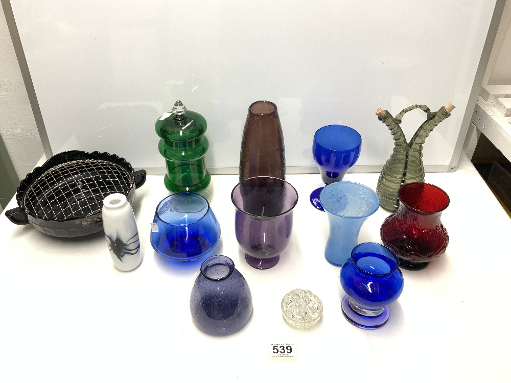 A QUANTITY MIXED COLOURED GLASSWARE. - Image 3 of 6