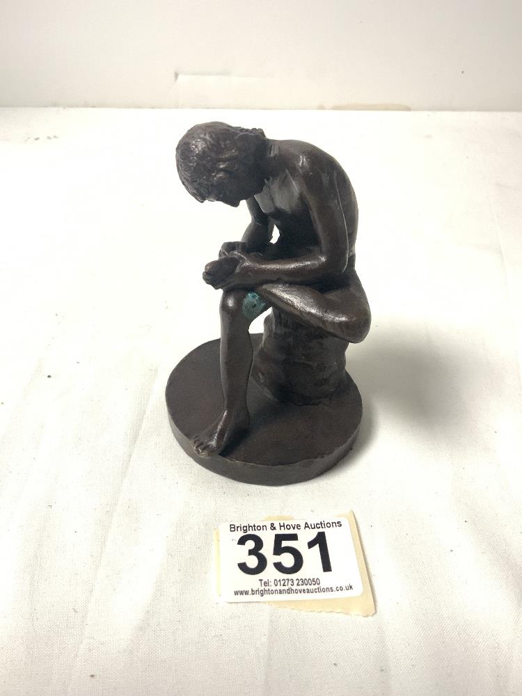 A SMALL REPRODUCTION BRONZE FIGURE OF A SEATED MAN WITH THORN, 11 CMS. - Image 2 of 5