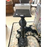 A VICTORIAN EBONISED TORCHERE WITH FLUTED AND TWIST COLUMN, 109 CMS.