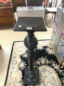A VICTORIAN EBONISED TORCHERE WITH FLUTED AND TWIST COLUMN, 109 CMS.