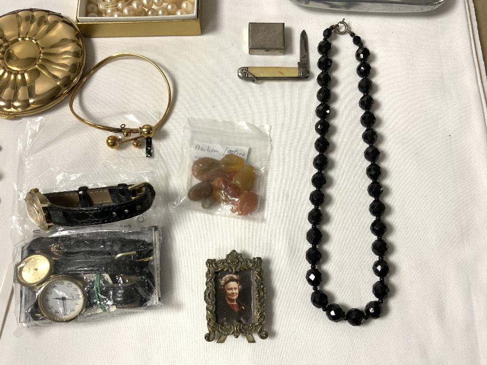 A QUANTITY OF COSTUME JEWELLERY, A COMPACT AND A SPECTACLE CASE. - Image 4 of 12