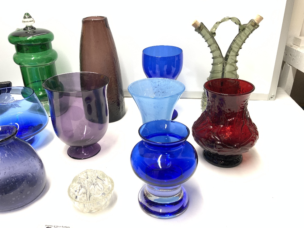 A QUANTITY MIXED COLOURED GLASSWARE. - Image 6 of 6