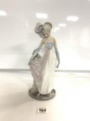 A LLADRO PORCELAIN FIGURE - LADY SOCIALITE, 34 CMS.