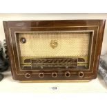 A 1940s UNIC WOODEN CASED RADIO.