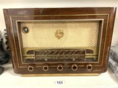 A 1940s UNIC WOODEN CASED RADIO.
