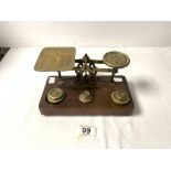 A SET OF LATE VICTORIAN BRASS LETTER SCALES AND WEIGHTS.