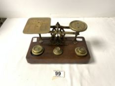 A SET OF LATE VICTORIAN BRASS LETTER SCALES AND WEIGHTS.