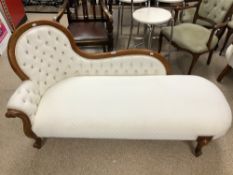A REPRODUCTION VICTORIAN STYLE SHOWOOD CHAISE LONGUE, ON CABRIOLE LEGS.