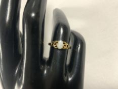 VINTAGE 375 GOLD RING WITH SINGLE OPAL SIZE M
