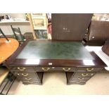 A REPRODUCTION MAHOGANY NINE DRAWER PEDESTAL DESK, WITH GREEN LEATHER TOP, 136X76X76 CMS.