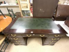 A REPRODUCTION MAHOGANY NINE DRAWER PEDESTAL DESK, WITH GREEN LEATHER TOP, 136X76X76 CMS.