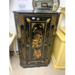 CHINOISERIE BLACK LACQUERED LARGE CORNER CABINET DECORATIVE GILDING AND CHINESE SCENE ON THE DOOR