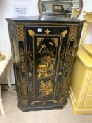 CHINOISERIE BLACK LACQUERED LARGE CORNER CABINET DECORATIVE GILDING AND CHINESE SCENE ON THE DOOR