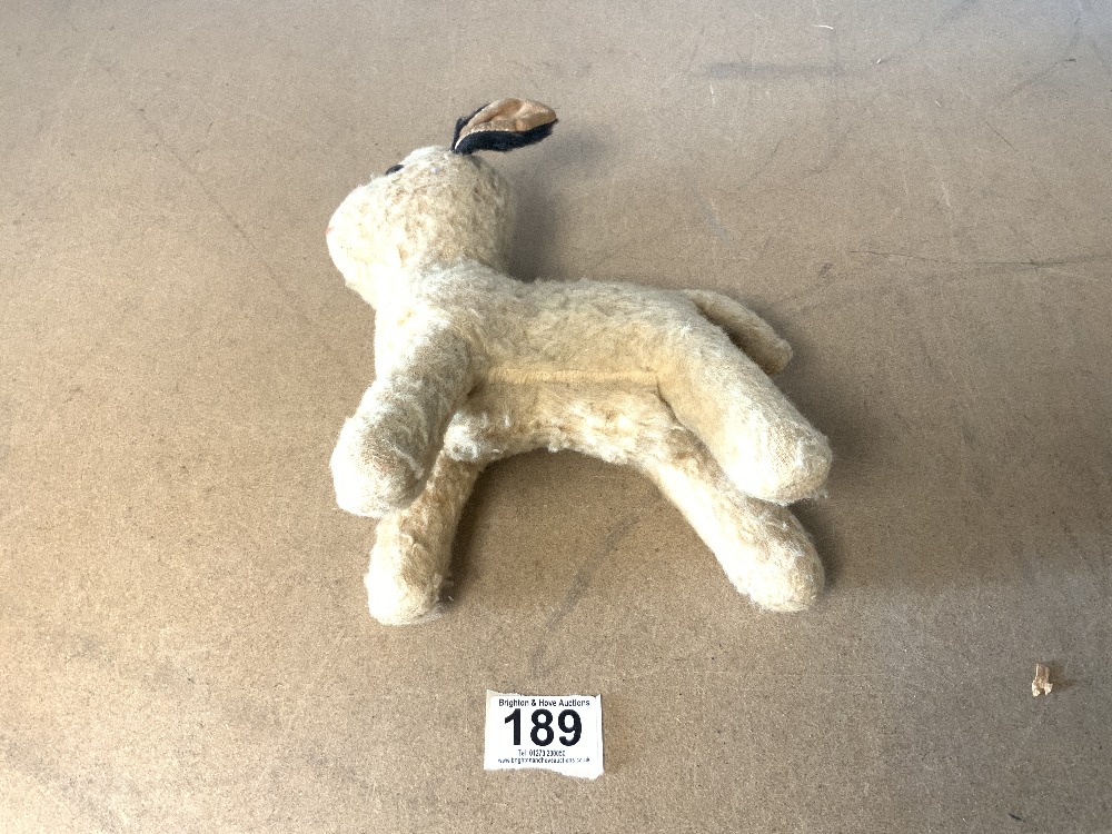 A VINTAGE STRAW-FILLED TOY LAMB WITH GLASS EYES. - Image 4 of 5