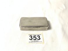 A GEORGE IV HALLMARKED SILVER RECTANGULAR ENGINE TURNED SNUFF BOX WITH CAST THUMB PIECE,