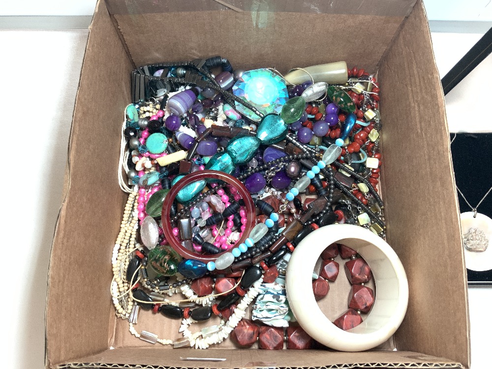 A QUANTITY OF COSTUME JEWELLERY. - Image 2 of 3