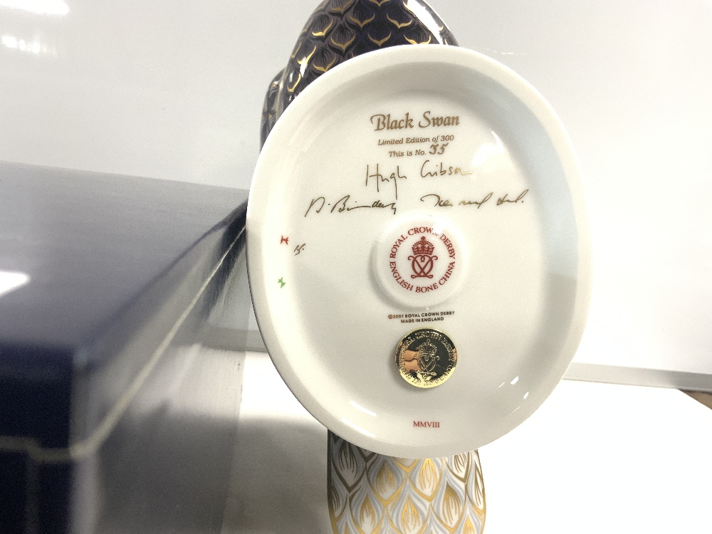 BOXED LARGE ROYAL CROWN DERBY BLACK SWAN WITH CERTIFICATE, LIMITED-EDITION NO 5 OF 300 25CM - Image 4 of 4
