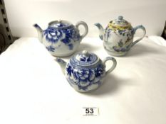 A CHINESE FAMILLE ROSE TEA POT, 14CMS, AND TWO CHINESE BLUE AND WHITE TEAPOTS.
