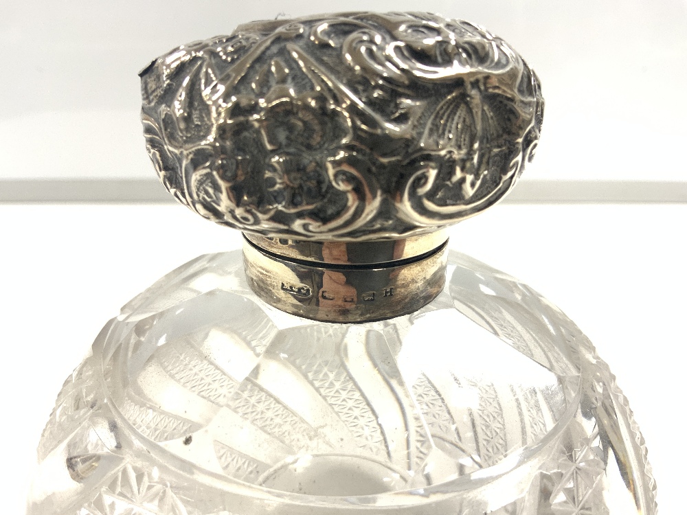 A LARGE CUT GLASS SCENT BOTTLE WITH SILVER TOP A/F AND INNER STOPPER. - Image 2 of 5