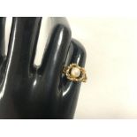 VINTAGE 375 GOLD RING IN ROPE DESIGN WITH A SINGLE PEARL SIZE K