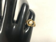 VINTAGE 375 GOLD RING IN ROPE DESIGN WITH A SINGLE PEARL SIZE K