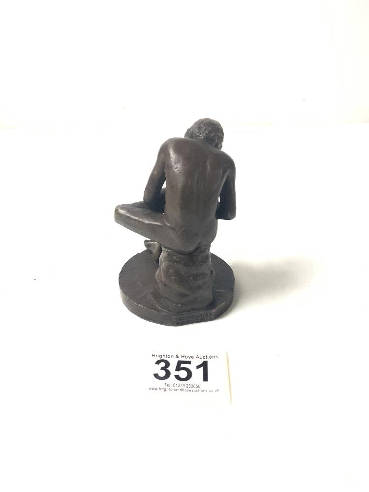 A SMALL REPRODUCTION BRONZE FIGURE OF A SEATED MAN WITH THORN, 11 CMS. - Image 3 of 5