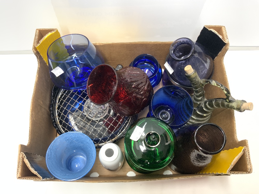 A QUANTITY MIXED COLOURED GLASSWARE. - Image 2 of 6
