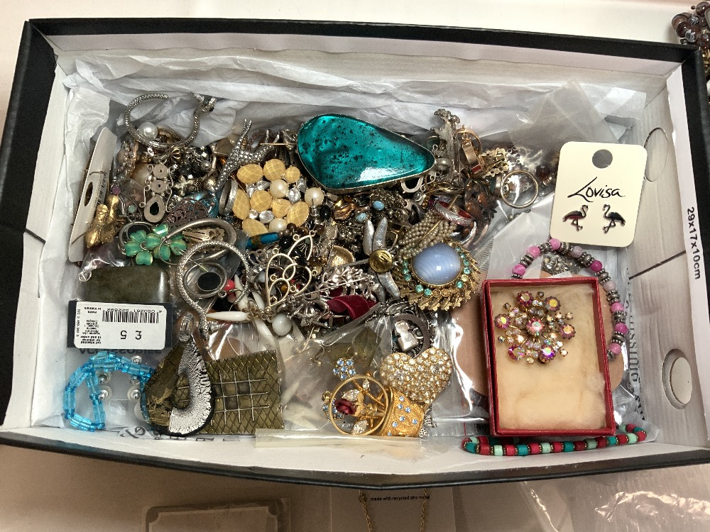 A QUANTITY OF COSTUME JEWELLERY. - Image 3 of 3