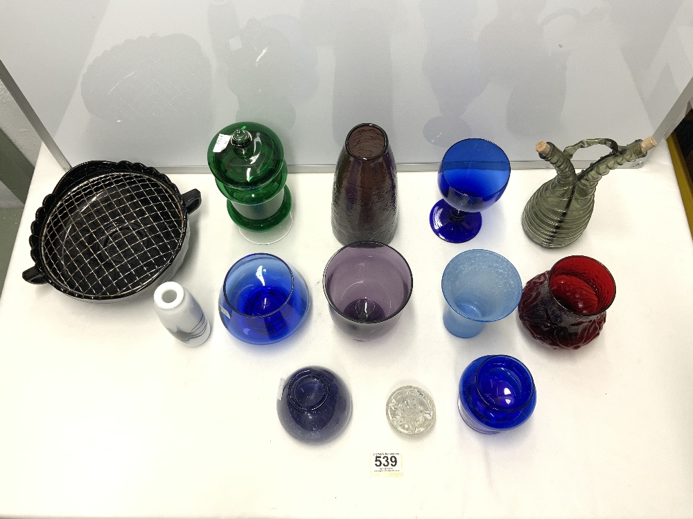 A QUANTITY MIXED COLOURED GLASSWARE. - Image 4 of 6