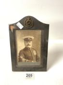 MILITARY FRAMED OFFICER IN A METAL FRAME INCLUDES BADGE AND RIBBON 17 X 25CM