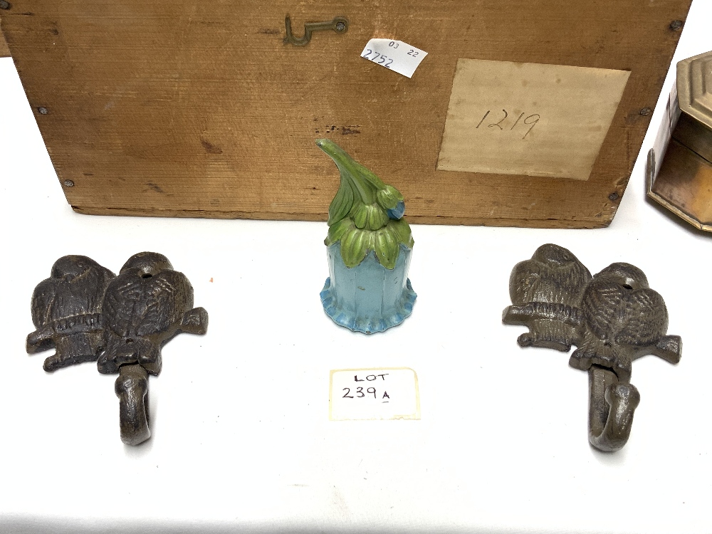 A PAINTED IRON SUN FLOWER SHAPE DOOR STOP, TWO IRON BIRD COAT HOOKS, VINTAGE SKIPING ROPE OLD - Image 3 of 6